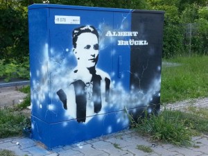 Straßenkunst mit Kick auf Kästen der MVV. Fußballhelden gewinnen am Straßenrand technisch perfekt Kontur