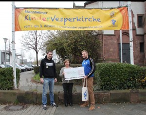 PW übergibt im Namen der Waldhof-Fans einen Scheck in Höhe von 500 Euro an die Kinder-Vesperkirche.