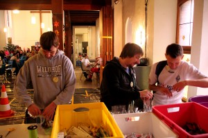 Waldhof-Fans packen Weihnachtspakete für die Kinder.