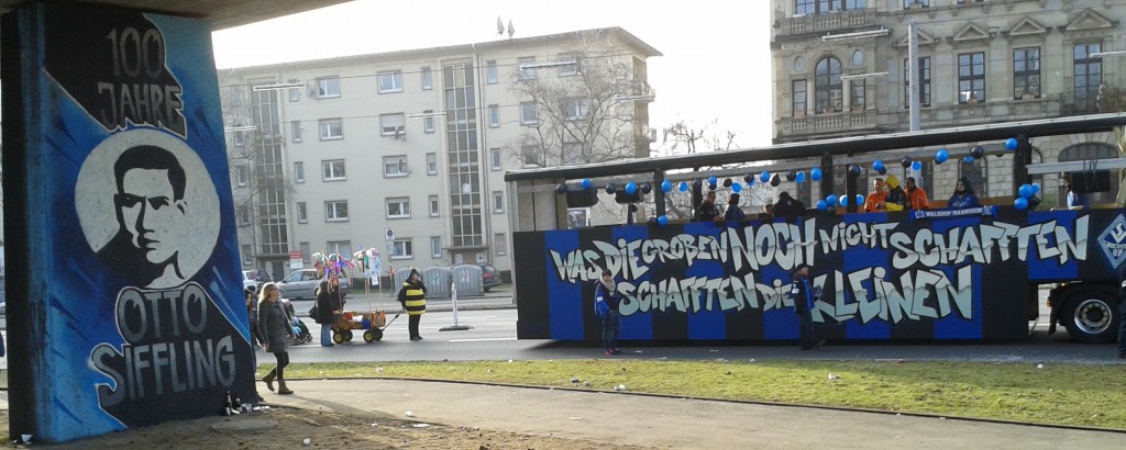 Der Waldhof-Wagen auf dem Weg zum Umzug (Höhe Friedrichspark) 