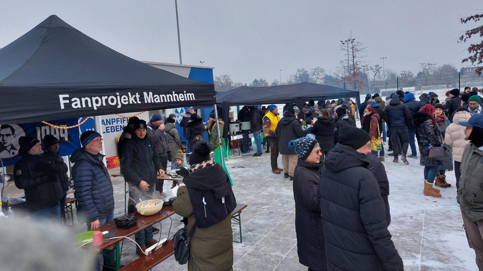 Erster blau-schwarzer Weihnachtsmarkt